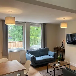  Holiday home Flaxman Avenue - Lovely 4 Bed Home, 5 Mins Drive To Centre, Free Superfast Wi-fi, Free On-street Parking